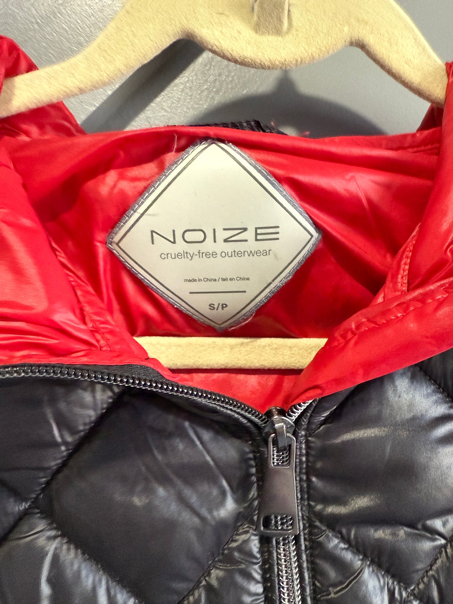 Noize Women’s Quilted Black & Red Reversible Hooded Jacket – Size Small