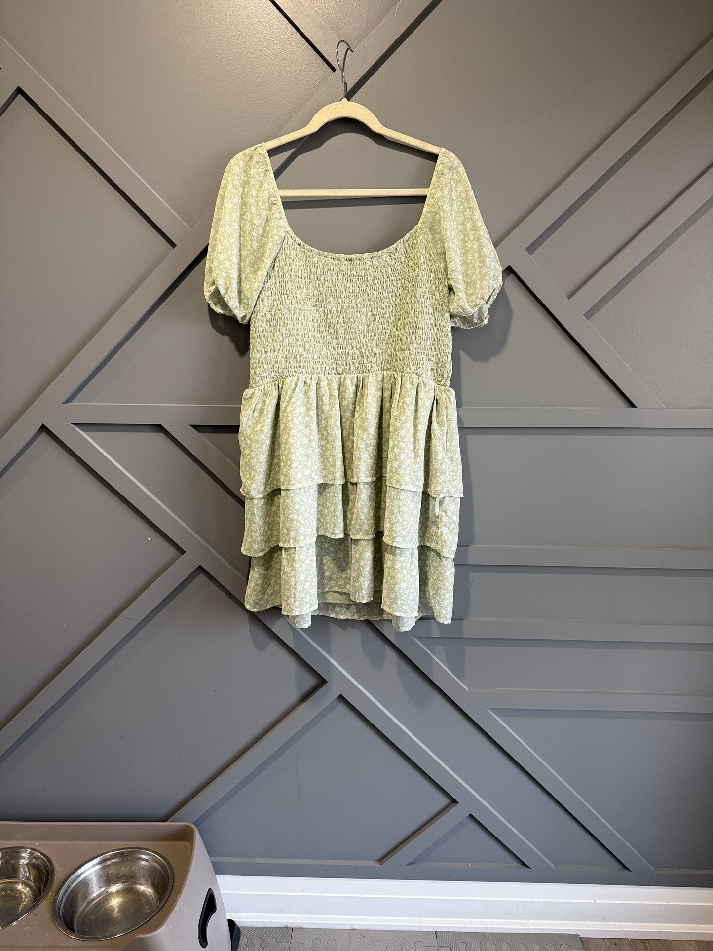 Hollister Smocked Waist Floral Mini Dress – Light Green (XL)