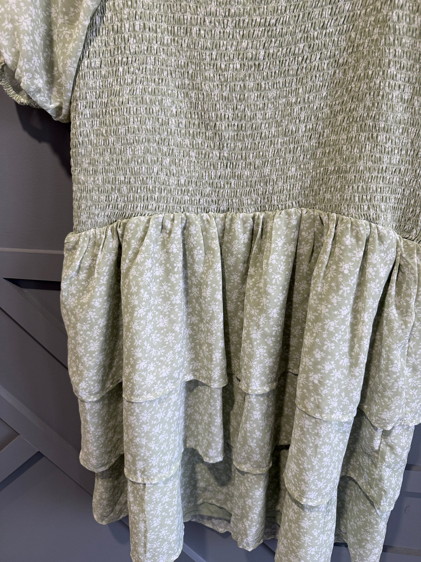Hollister Smocked Waist Floral Mini Dress – Light Green (XL)